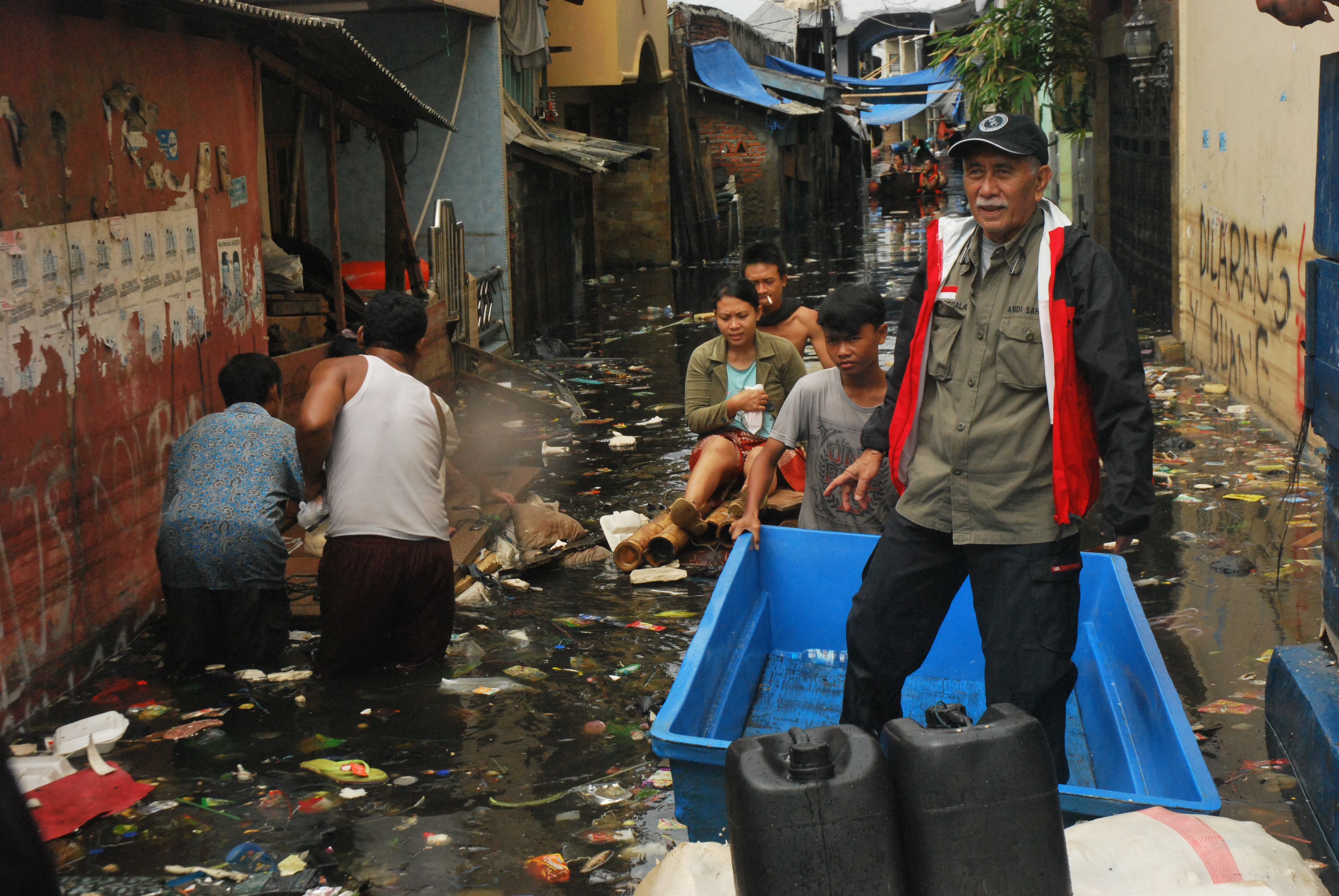 Membantu Korban Banjir Jakarta 2013