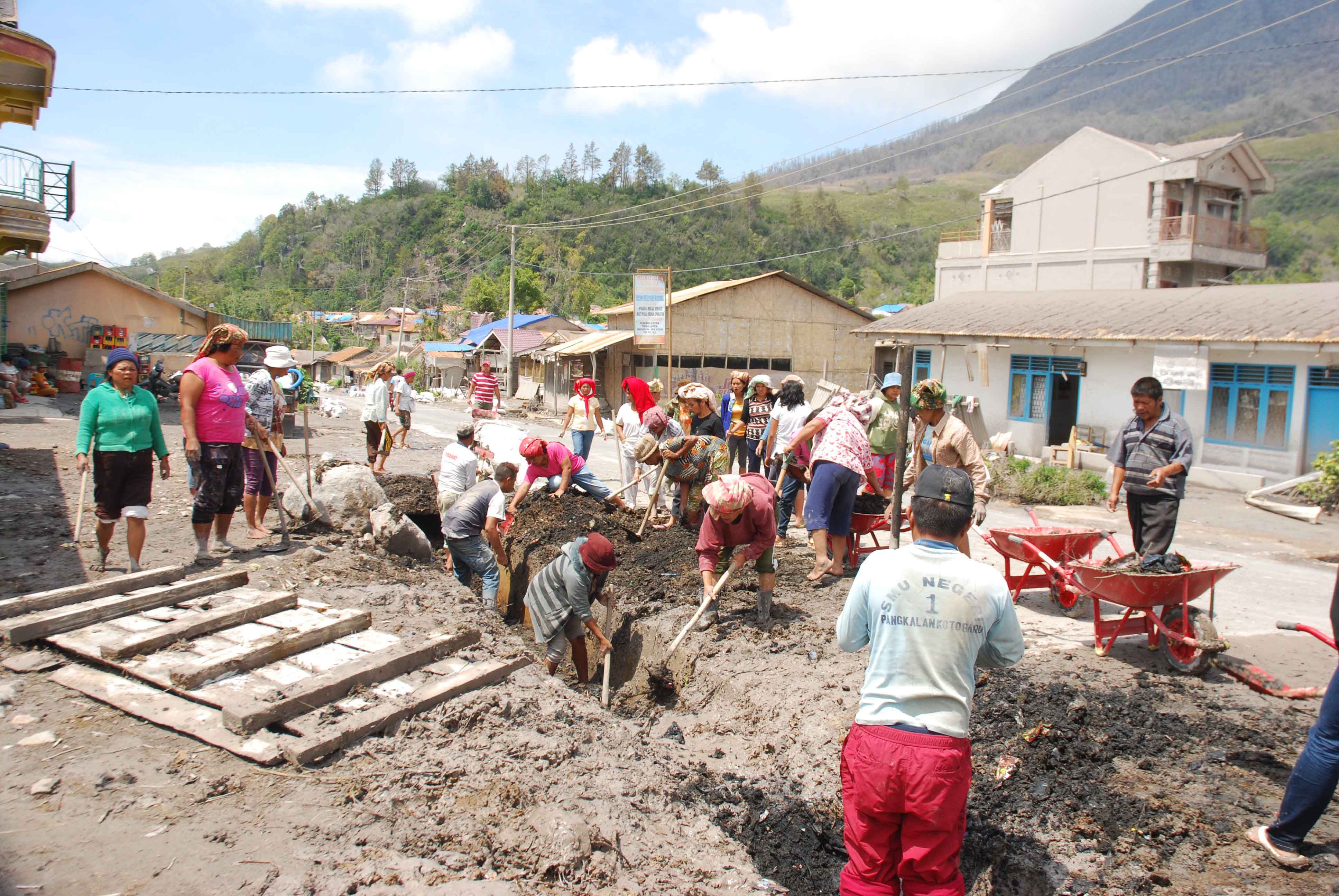 Dokumentasi Bantuan Bahan Pokok untuk Pengungsi Sinabung, Tanah Karo — Kabupaten Tanah Karo #2